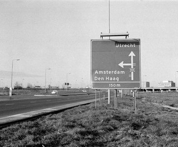855443 Afbeelding van een wegwijzer langs de Europlaan te Utrecht, met op de achtergrond het viaduct in de A12 over de ...
